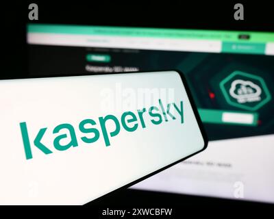 Smartphone avec logo de la société russe de cybersécurité AO Kaspersky Lab devant le site Web de l'entreprise. Mettez l'accent sur le centre-gauche de l'écran du téléphone. Banque D'Images