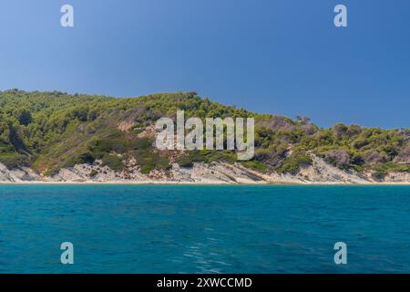 Sazan est une île albanaise inhabitée dans la mer Méditerranée. C'est nous la plus grande des îles d'Albanie et c'était un zo d'exclusion militaire désigné Banque D'Images