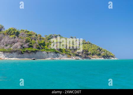 Sazan est une île albanaise inhabitée dans la mer Méditerranée. C'est nous la plus grande des îles d'Albanie et c'était un zo d'exclusion militaire désigné Banque D'Images