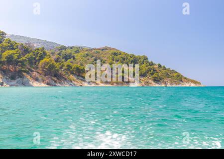 Sazan est une île albanaise inhabitée dans la mer Méditerranée. C'est nous la plus grande des îles d'Albanie et c'était un zo d'exclusion militaire désigné Banque D'Images