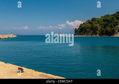 Sazan est une île albanaise inhabitée dans la mer Méditerranée. C'est nous la plus grande des îles d'Albanie et c'était un zo d'exclusion militaire désigné Banque D'Images