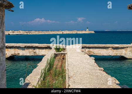 Sazan est une île albanaise inhabitée dans la mer Méditerranée. C'est nous la plus grande des îles d'Albanie et c'était un zo d'exclusion militaire désigné Banque D'Images