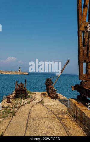 Sazan est une île albanaise inhabitée dans la mer Méditerranée. C'est nous la plus grande des îles d'Albanie et c'était un zo d'exclusion militaire désigné Banque D'Images