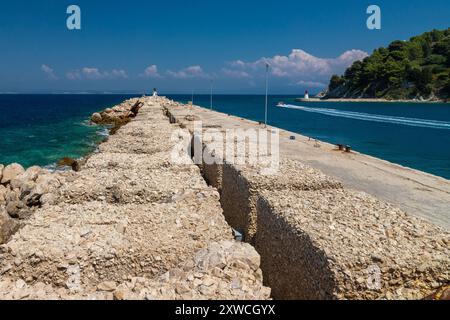 Sazan est une île albanaise inhabitée dans la mer Méditerranée. C'est nous la plus grande des îles d'Albanie et c'était un zo d'exclusion militaire désigné Banque D'Images