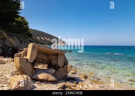 Sazan est une île albanaise inhabitée dans la mer Méditerranée. C'est nous la plus grande des îles d'Albanie et c'était un zo d'exclusion militaire désigné Banque D'Images