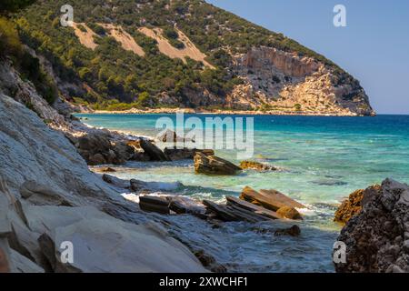 Sazan est une île albanaise inhabitée dans la mer Méditerranée. C'est nous la plus grande des îles d'Albanie et c'était un zo d'exclusion militaire désigné Banque D'Images