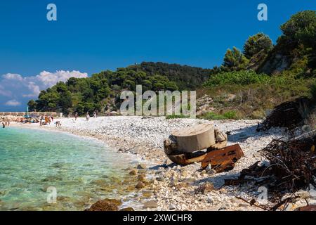 Sazan est une île albanaise inhabitée dans la mer Méditerranée. C'est nous la plus grande des îles d'Albanie et c'était un zo d'exclusion militaire désigné Banque D'Images