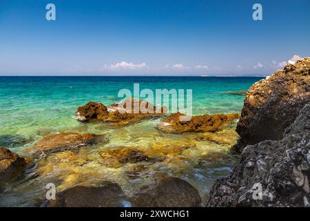 Sazan est une île albanaise inhabitée dans la mer Méditerranée. C'est nous la plus grande des îles d'Albanie et c'était un zo d'exclusion militaire désigné Banque D'Images