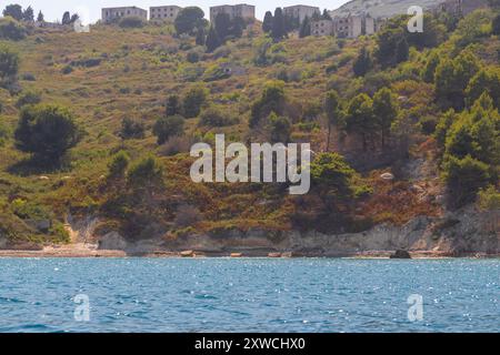 Sazan est une île albanaise inhabitée dans la mer Méditerranée. C'est nous la plus grande des îles d'Albanie et c'était un zo d'exclusion militaire désigné Banque D'Images