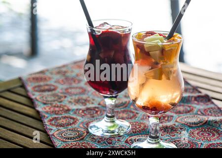 Cocktail Sangria d'été avec morceaux de fruits servis dans le verre Banque D'Images