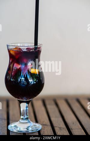 Cocktail Sangria d'été avec morceaux de fruits servis dans le verre Banque D'Images