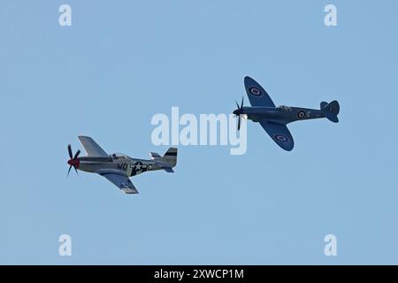 Spitfire et Mustang volent au spectacle aérien de Blackpool - août 2024 Banque D'Images