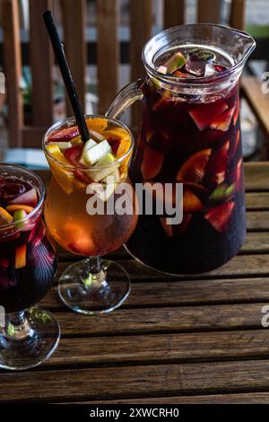 Cocktail Sangria d'été avec morceaux de fruits servis dans le verre Banque D'Images