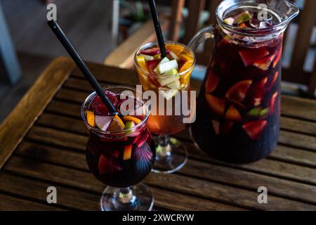 Cocktail Sangria d'été avec morceaux de fruits servis dans le verre Banque D'Images