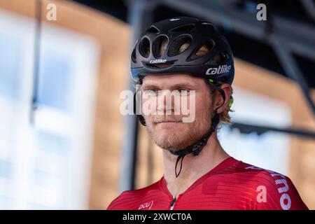 Ringkøbing, Danemark. 15 août 2024. Julius Johansen du Team PostNord Denmark vu sur le podium avant la deuxième étape du PostNord Danmark Rundt 2024. Banque D'Images