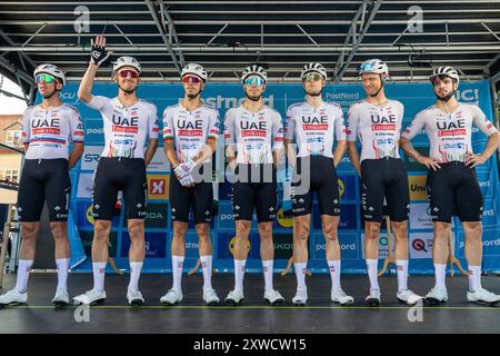 Ringkøbing, Danemark. 15 août 2024. Les coureurs de l'équipe UAE Team Emirates vus sur le podium avant l'étape 2 du PostNord Danmark Rundt 2024. Banque D'Images