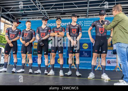 Ringkøbing, Danemark. 15 août 2024. Les coureurs de l'équipe TUDOR Pro Cycling vus sur le podium avant l'étape 2 du PostNord Danmark Rundt 2024. Banque D'Images