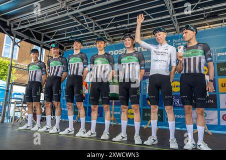 Ringkøbing, Danemark. 15 août 2024. Les coureurs de l'équipe ColoQuick Cycling vus sur le podium avant l'étape 2 du PostNord Danmark Rundt 2024. Banque D'Images