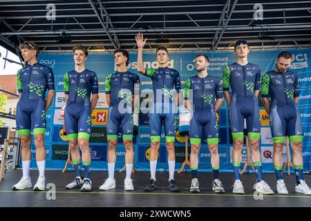 Ringkøbing, Danemark. 15 août 2024. Les coureurs du Team Novo Nordisk vus sur le podium avant l'étape 2 du PostNord Danmark Rundt 2024. Banque D'Images