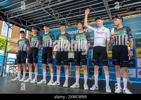 Ringkøbing, Danemark. 15 août 2024. Les coureurs de l'équipe ColoQuick Cycling vus sur le podium avant l'étape 2 du PostNord Danmark Rundt 2024. Banque D'Images