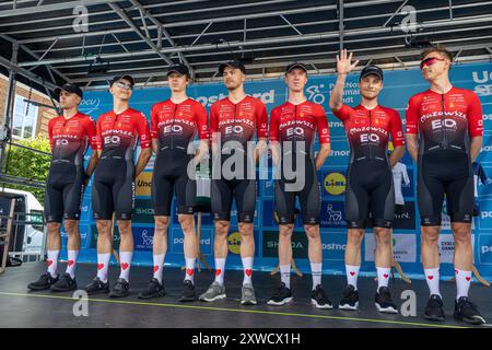 Ringkøbing, Danemark. 15 août 2024. Les coureurs de la HRE Mazowsze Serce Polski vus sur le podium avant l'étape 2 de la PostNord Danmark Rundt 2024. Banque D'Images