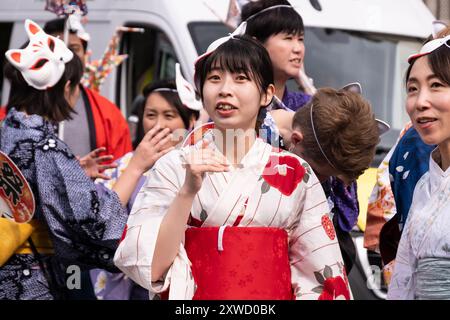 Dames dans le kimono japonais traditionnel au défilé annuel du carnaval de Belfast Mela avec la Société japonaise d'Irlande du Nord. Belfast, Royaume-Uni - 17 août 2024. Banque D'Images