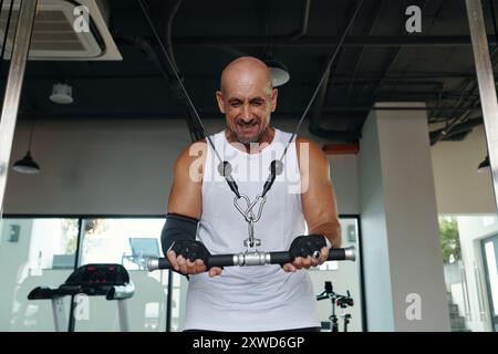 Homme faisant des exercices avec des poids Banque D'Images