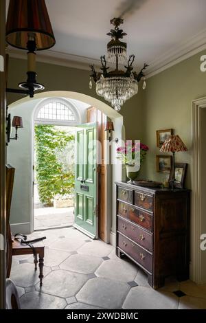 Hall vert boule avec tuiles calcaires dans la maison de Wimbledon, sud-ouest de Londres, Angleterre, Royaume-Uni. Banque D'Images