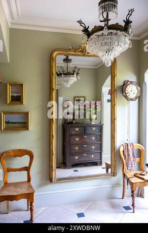 Miroir encadré doré dans la salle 'Ball green' avec des carreaux de calcaire dans la maison de Wimbledon, sud-ouest de Londres, Angleterre, Royaume-Uni. Banque D'Images