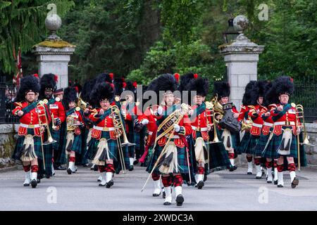 La bande du Royal Regiment of Scotland marche devant le roi Charles III effectue l'inspection de la Balaklava Company, 5e bataillon, le Royal Regiment of Scotland, aux portes de Balmoral, alors qu'il prend résidence d'été au château. Date de la photo : lundi 19 août 2024. Banque D'Images