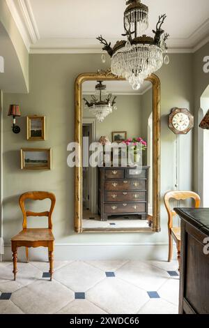 Miroir encadré doré dans la salle 'Ball green' avec des carreaux de calcaire dans la maison de Wimbledon, sud-ouest de Londres, Angleterre, Royaume-Uni. Banque D'Images