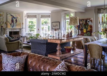 Salon ouvert et salle à manger avec des œuvres d'art moderne dans la maison de Wimbledon, sud-ouest de Londres, Angleterre, Royaume-Uni. Banque D'Images