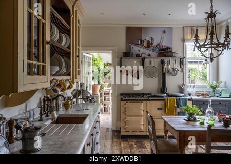 Cuisine conçue par Chalon avec plans de travail en marbre Carrara dans la maison de Wimbledon, sud-ouest de Londres, Angleterre, Royaume-Uni. Banque D'Images