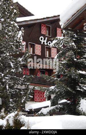 Hôtel confortable dans la station de ski enneigée de Champoluc dans la vallée italienne d'Aoste Banque D'Images