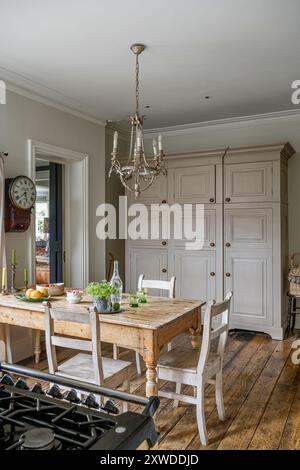 Cuisine de ferme avec horloge murale et grand placard de rangement dans la maison de Wimbledon, sud-ouest de Londres, Angleterre, Royaume-Uni. Banque D'Images