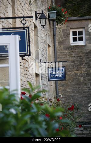 Pittoresque cour dans un hôtel rural de campagne en Normandie, France. Banque D'Images