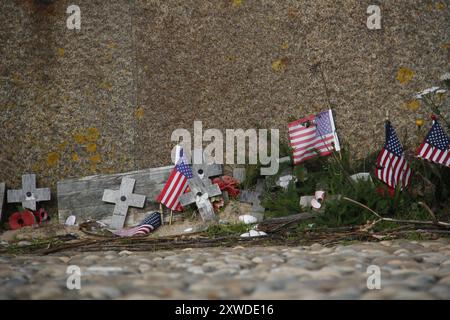 Croix en bois, fleurs et drapeaux américains sur le site commémoratif près de la plage d'Utah en Normandie, France Banque D'Images