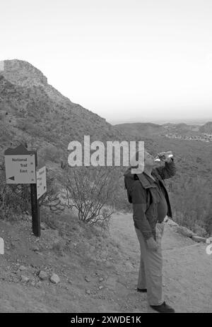 Homme caucasien, 50-60 ans, boire de l'eau avant de faire une randonnée le long du Telegraph Pass Trail au South Mountain Park à Phoenix, Arizona, États-Unis. Banque D'Images