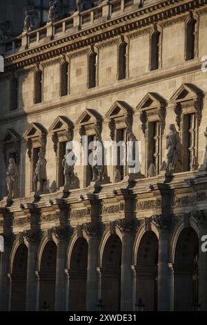 Lumière tôt le matin au Musée du Louvre à Paris, France Banque D'Images