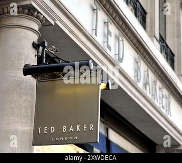 Dossier photo datée du 06/01/16 d'une enseigne de magasin pour Ted Baker dans le centre de Londres. La chaîne de mode Ted Baker fermera tous ses magasins au Royaume-Uni cette semaine, mettant fin à sa position dans les rues élevées et mettant en péril plus de 500 emplois. Date d'émission : lundi 19 août 2024. Banque D'Images