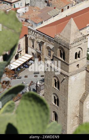 Place de la ville par le haut à Cefalù, Sicile, Italie Banque D'Images