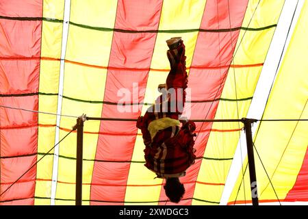 Sirajganj, Sirajganj, Bangladesh. 19 août 2024. Un membre de ''The New Lucky 7 Circus'' divertit le public en exécutant ses talents sous une tente colorée à Sirajganj, au Bangladesh. Le cirque est une forme de divertissement populaire au Bangladesh qui est presque en train de disparaître. Une tradition de presque cent ans, ce jeu est montré dans une immense tente colorée. Ici, les artistes mettent en valeur leurs compétences à travers des cascades, acrobaties, clowns, marionnettes, marche serrée. (Crédit image : © Syed Mahabubul Kader/ZUMA Press Wire) USAGE ÉDITORIAL SEULEMENT! Non destiné à UN USAGE commercial ! Banque D'Images