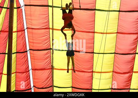 Sirajganj, Sirajganj, Bangladesh. 19 août 2024. Les membres de ''The New Lucky 7 Circus'' divertissent le public en exerçant leurs compétences suspendues à 30 pieds au-dessus du sol sous une tente colorée à Sirajganj, au Bangladesh. Le cirque est une forme de divertissement populaire au Bangladesh qui est presque en train de disparaître. Une tradition de presque cent ans, ce jeu est montré dans une immense tente colorée. Ici, les artistes mettent en valeur leurs compétences à travers des cascades, acrobaties, clowns, marionnettes, marche serrée. (Crédit image : © Syed Mahabubul Kader/ZUMA Press Wire) USAGE ÉDITORIAL SEULEMENT! Non destiné à UN USAGE commercial ! Banque D'Images