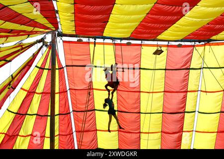 Sirajganj, Sirajganj, Bangladesh. 19 août 2024. Les membres de ''The New Lucky 7 Circus'' divertissent le public en exerçant leurs compétences suspendues à 30 pieds au-dessus du sol sous une tente colorée à Sirajganj, au Bangladesh. Le cirque est une forme de divertissement populaire au Bangladesh qui est presque en train de disparaître. Une tradition de presque cent ans, ce jeu est montré dans une immense tente colorée. Ici, les artistes mettent en valeur leurs compétences à travers des cascades, acrobaties, clowns, marionnettes, marche serrée. (Crédit image : © Syed Mahabubul Kader/ZUMA Press Wire) USAGE ÉDITORIAL SEULEMENT! Non destiné à UN USAGE commercial ! Banque D'Images