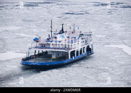 The Quebec City to Levis Ferry crossing the St-Lawrence River through ice in Winter Banque D'Images