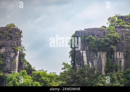 Vue aérienne de Trang an site du patrimoine mondial de l'UNESCO avec NGO Dong montagne à Ninh Binh Vietnam. Binh Minh est une ville de la province de Vinh long. Green valle Banque D'Images