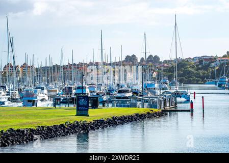 L'entrée de Gulf Harbour Marina sur la côte est près de la péninsule de Whangaparaoa, au nord de la ville d'Auckland, Nouvelle-Zélande Banque D'Images