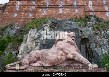 Un lion de pierre géant appelé le lion de Belfort est le symbole de la ville de Belfort et de son territoire en Franche-Comté Banque D'Images