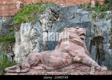 Un lion de pierre géant appelé le lion de Belfort est le symbole de la ville de Belfort et de son territoire en Franche-Comté Banque D'Images