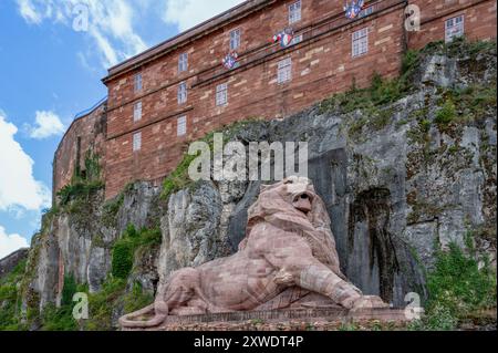 Un lion de pierre géant appelé le lion de Belfort est le symbole de la ville de Belfort et de son territoire en Franche-Comté Banque D'Images